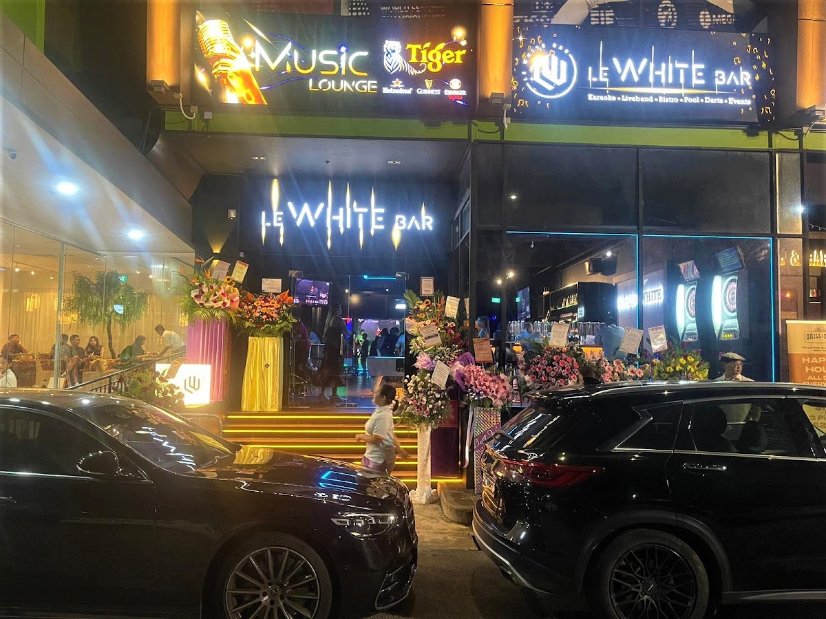 LE WHITE BAR photo 1